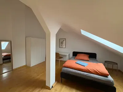 Ložnice; dřevěná podlaha, přirozené světlo