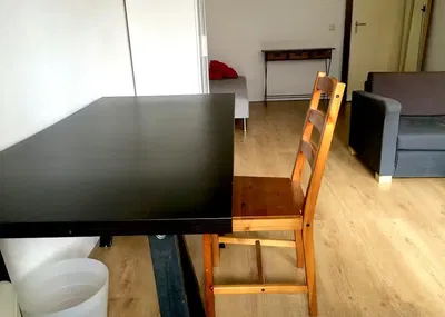 Woonkamer; houten vloer, natuurlijk licht