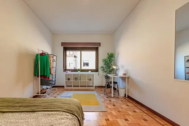 Ložnice; přirozené světlo, dřevěná podlaha