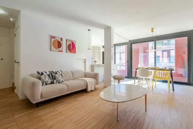 Wohnzimmer; tageslicht, holzboden, moderner stil