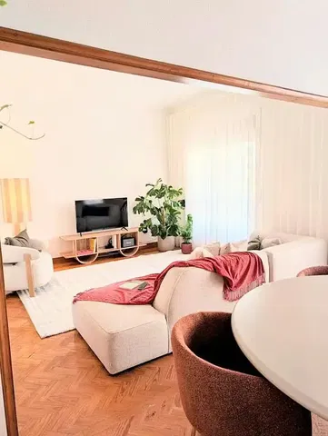 Soggiorno; luce naturale, pavimento in legno, stile moderno