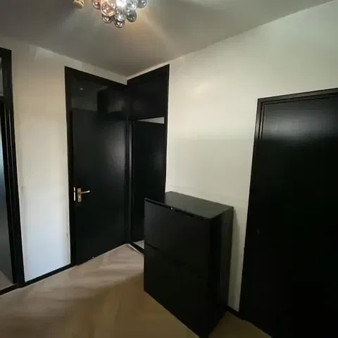 Komora; podłoga drewniana, światło dzienne