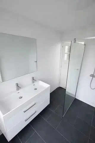 Łazienka; podłoga z płytek, światło dzienne