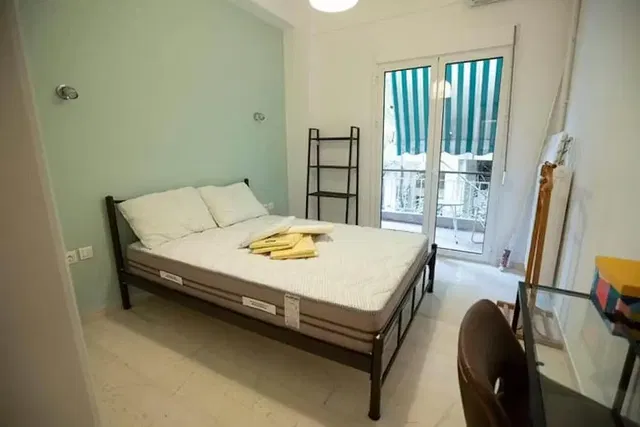 Camera da letto; luce naturale, pavimento in piastrelle