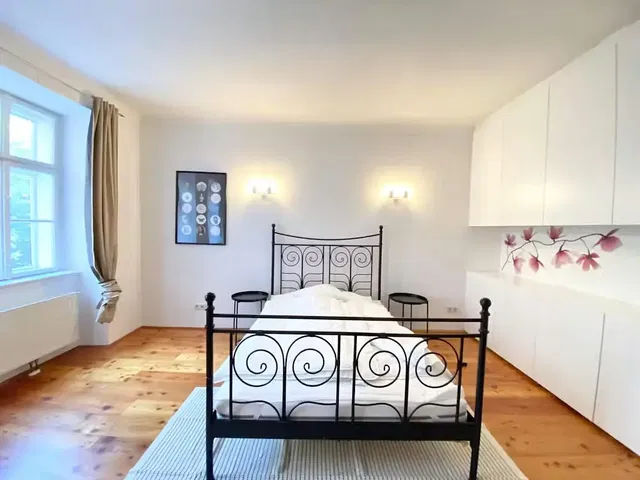 Schlafzimmer; holzboden, tageslicht