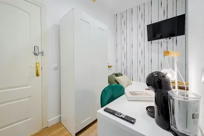 Yatak odası; modern stil, ahşap zemin, doğal ışık