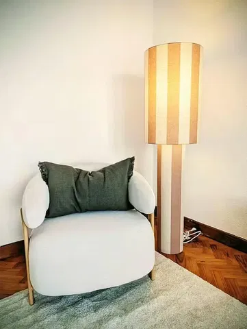 Soggiorno; stile moderno, pavimento in legno, luce naturale