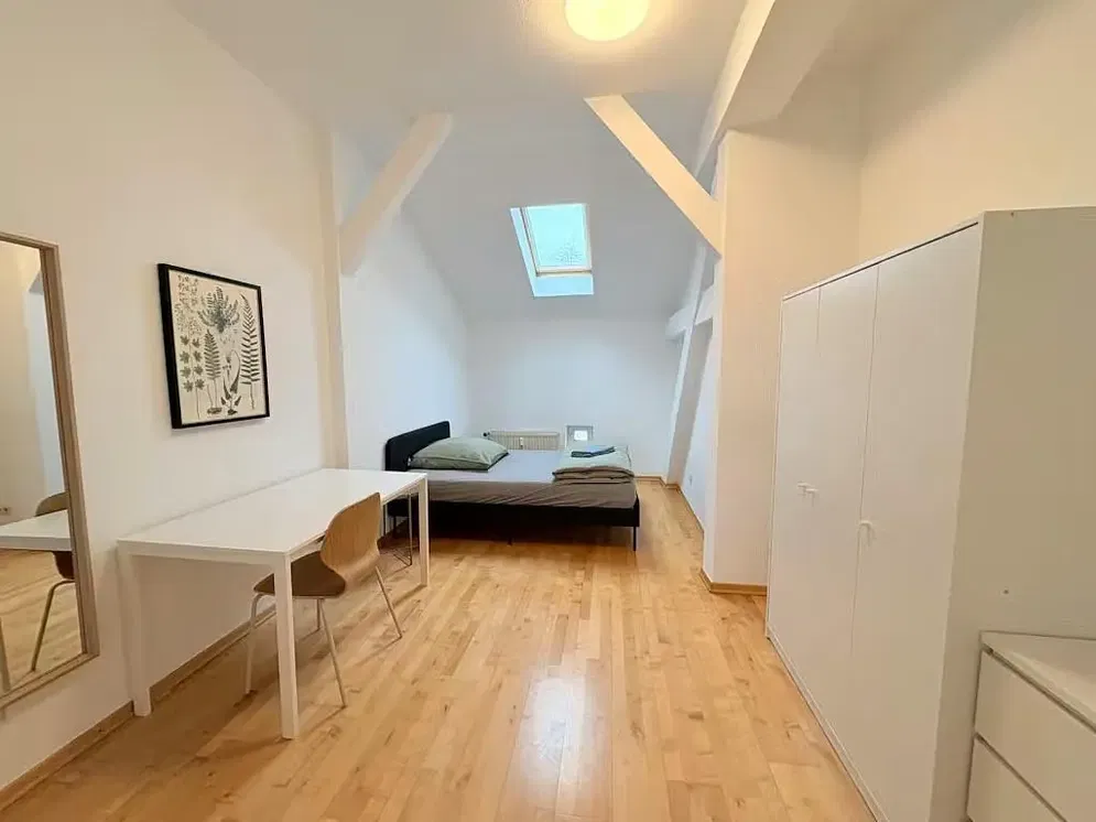 Slaapkamer; houten vloer, natuurlijk licht