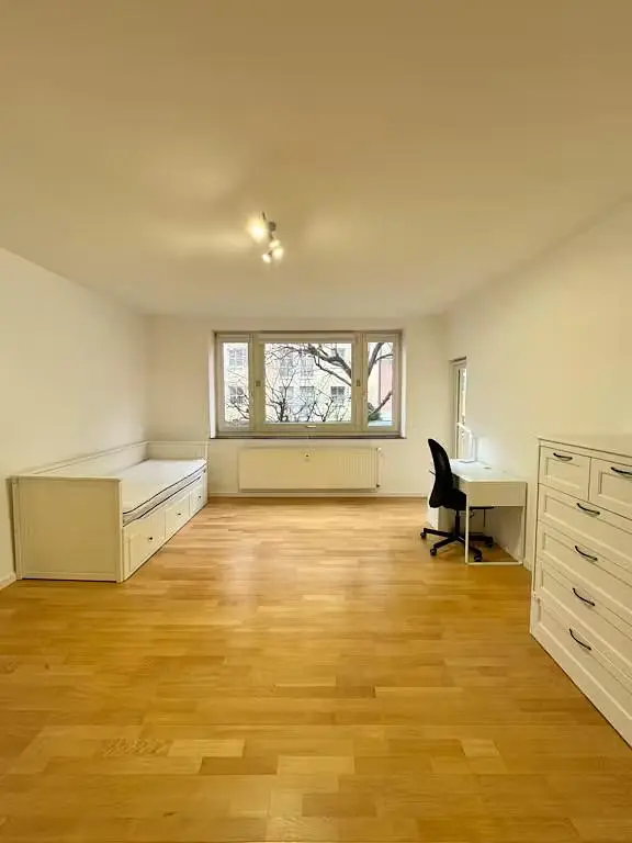 Спаваћа соба; дрвени под, природно светло, модерни стил