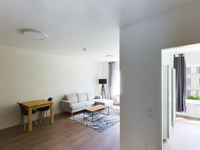 Sala de estar; luz natural, chão de madeira