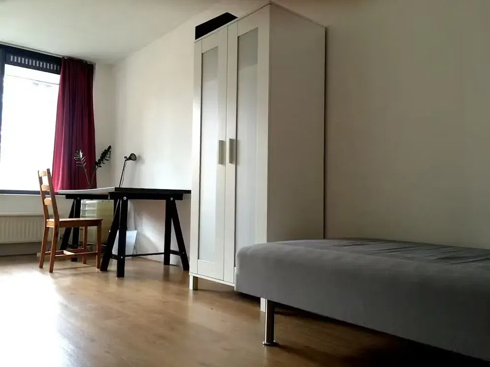 Slaapkamer; natuurlijk licht, houten vloer