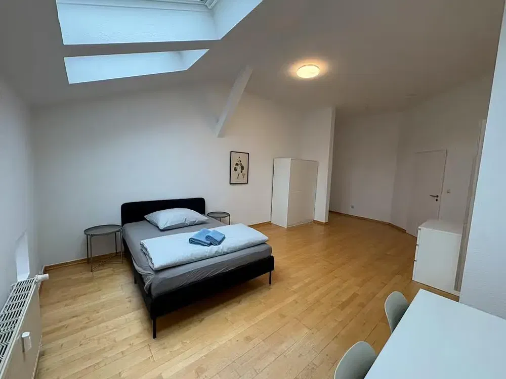 Slaapkamer; houten vloer, natuurlijk licht