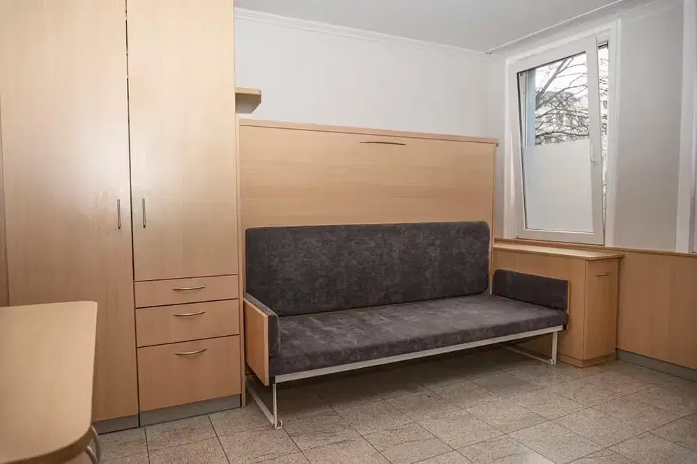 Υπνοδωμάτιο; ξύλινο πάτωμα, πλακάκια, φυσικό φως