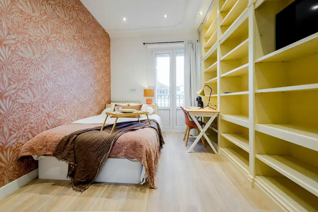 Chambre; lumière naturelle, carrelage, style moderne