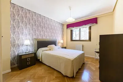 Slaapkamer; houten vloer, natuurlijk licht