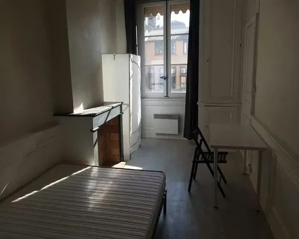 Quarto; luz natural, vista