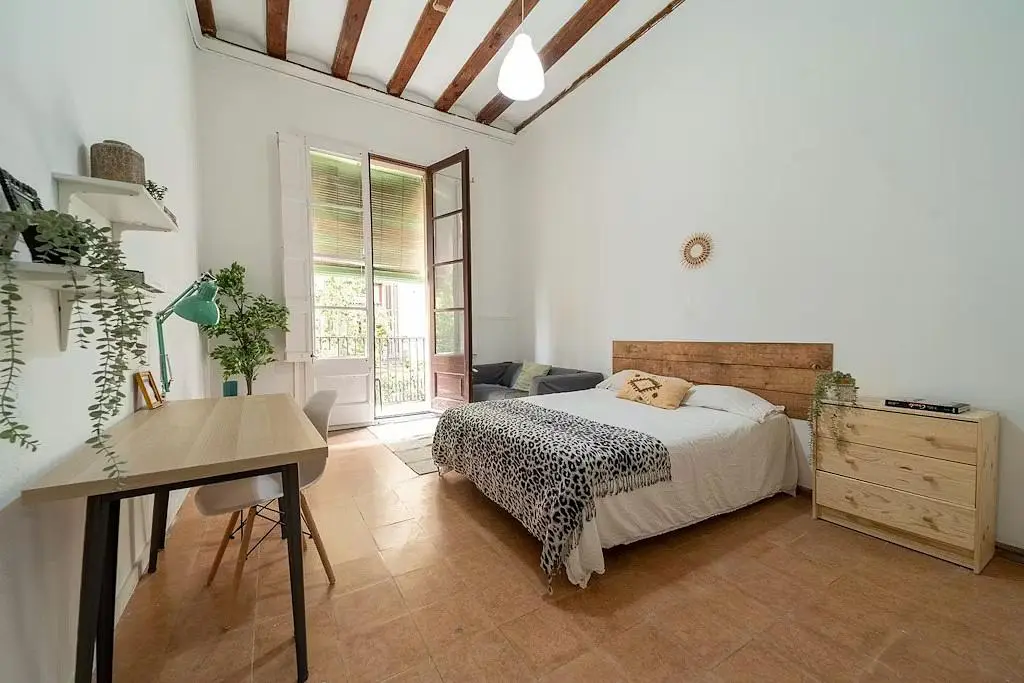 Schlafzimmer; tageslicht, holzbalken, moderner stil