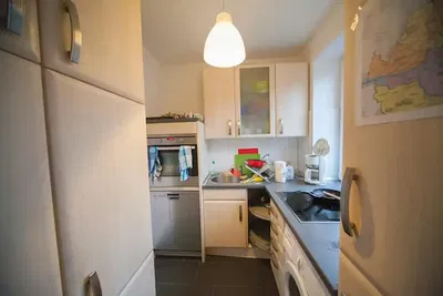 Cuisine; électroménager, carrelage, lumière naturelle, style moderne