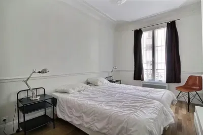 Ložnice; přirozené světlo, dřevěná podlaha