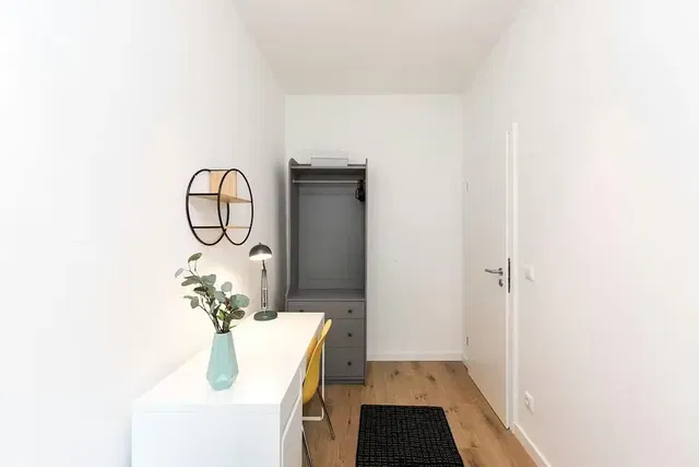 Komora; dřevěná podlaha, přirozené světlo, moderní styl