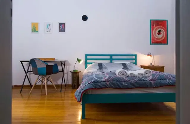 Yatak odası; ahşap zemin, doğal ışık, modern stil