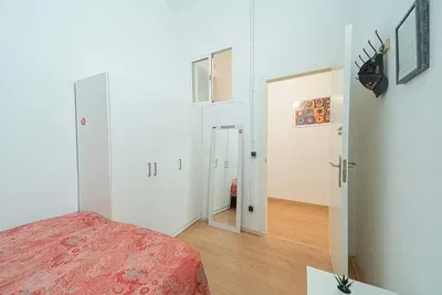 Yatak odası; ahşap zemin, doğal ışık