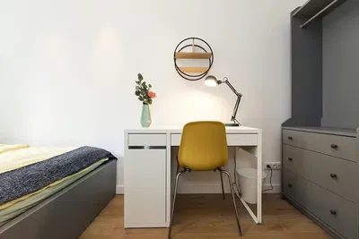 Camera da letto; pavimento in legno, luce naturale, stile moderno