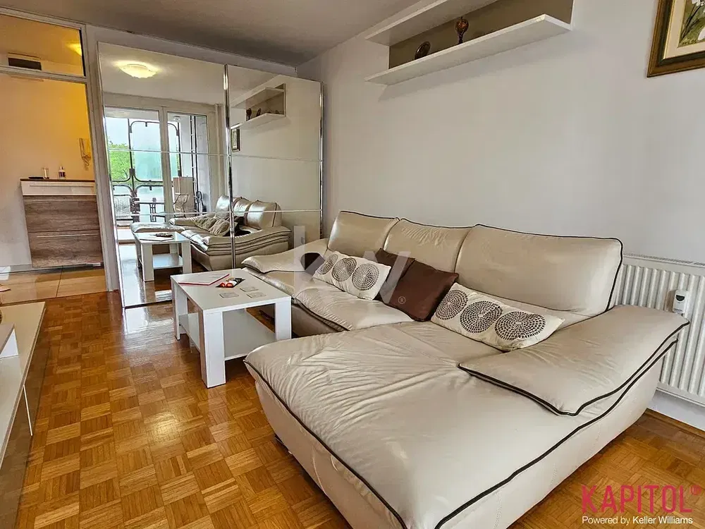 Salon; vue, parquet, lumière naturelle, style moderne