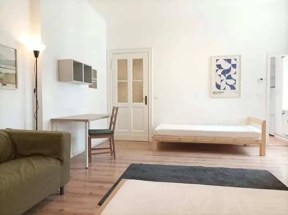 Oturma odası; ahşap zemin, doğal ışık, modern stil