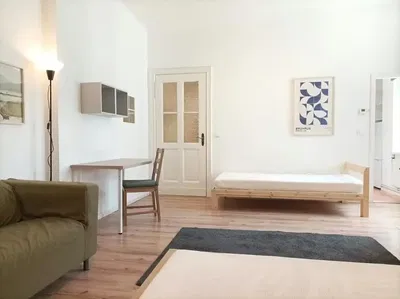 Σαλόνι; ξύλινο πάτωμα, φυσικό φως, μοντέρνο στυλ