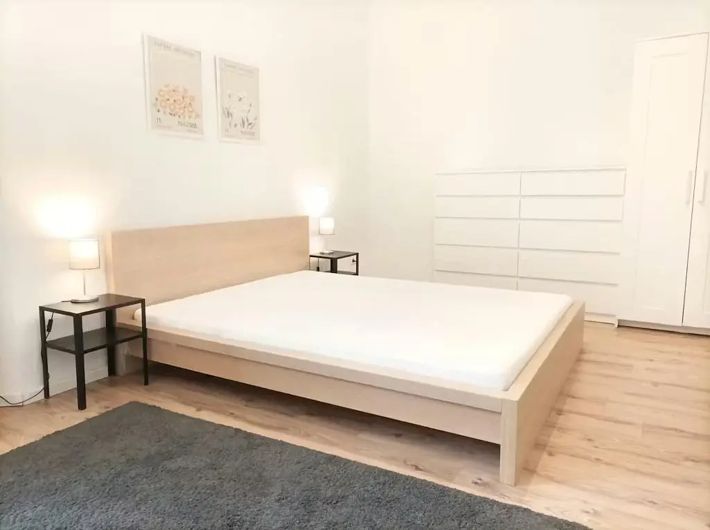 Dormitorio; suelo de madera, luz natural