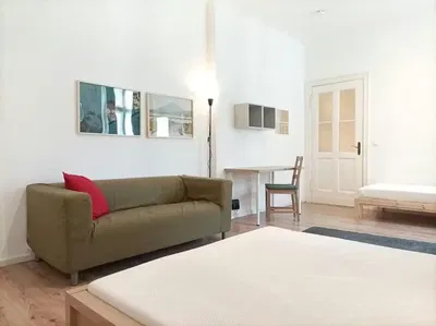 Salón; suelo de madera, luz natural, estilo moderno