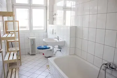 Banyo; fayans zemin, doğal ışık