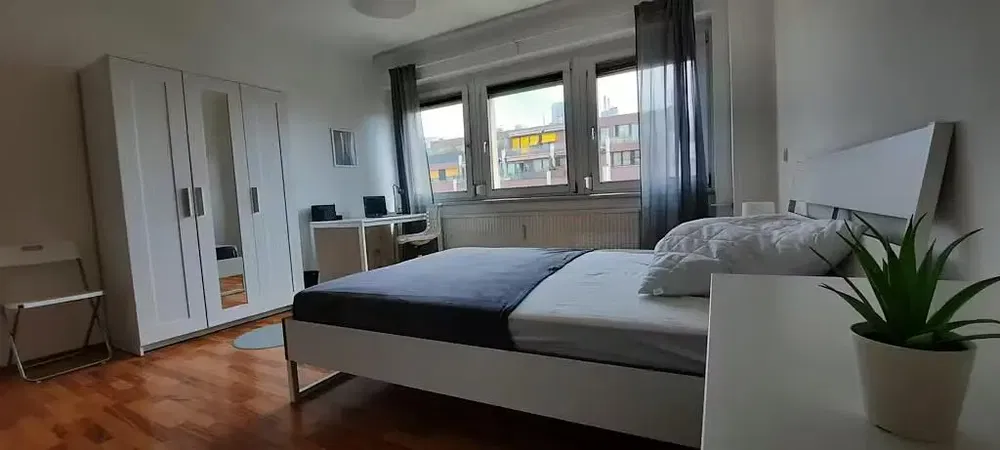 Schlafzimmer; holzboden, tageslicht, moderner stil