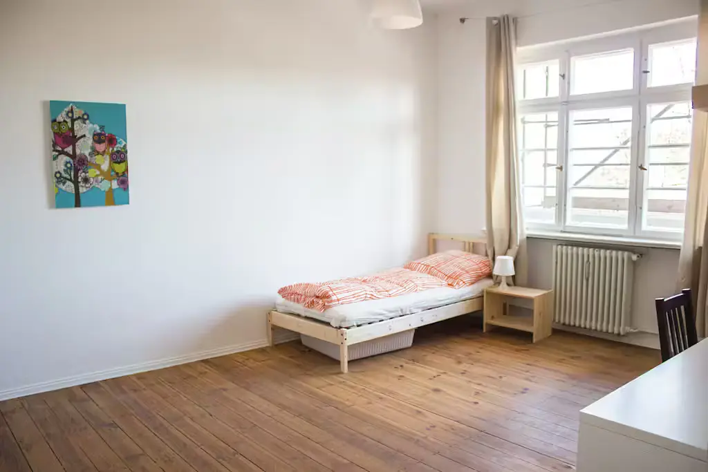 Yatak odası; ahşap zemin, doğal ışık