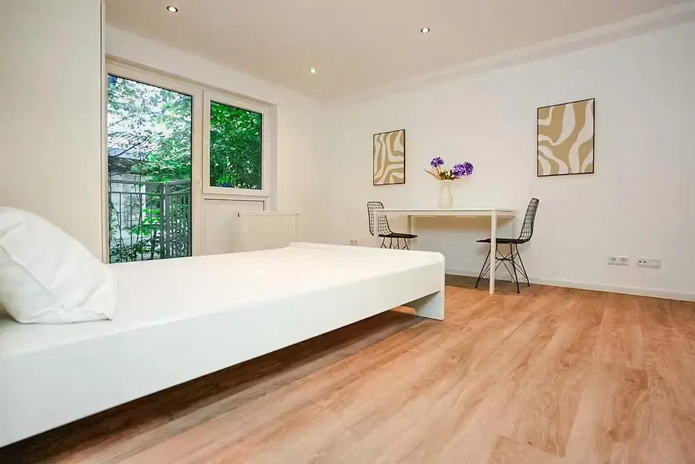 Camera da letto; luce naturale, stile moderno, pavimento in legno