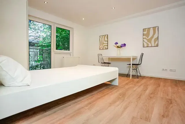 Sypialnia; światło dzienne, styl nowoczesny, podłoga drewniana