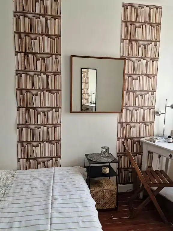 Ložnice; dřevěná podlaha, přirozené světlo, moderní styl