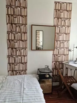 Ložnice; dřevěná podlaha, přirozené světlo, moderní styl