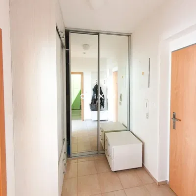 Šatňa; dlažba, prirodzené svetlo