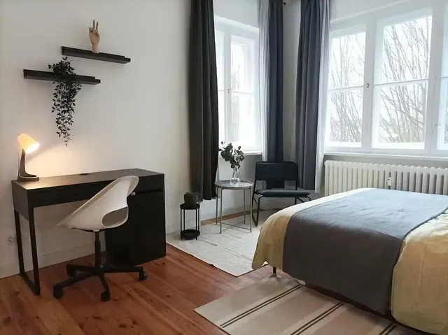 Sypialnia; światło dzienne, podłoga drewniana