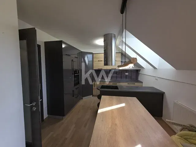 Küche; küchengeräte, holzboden, tageslicht, moderner stil