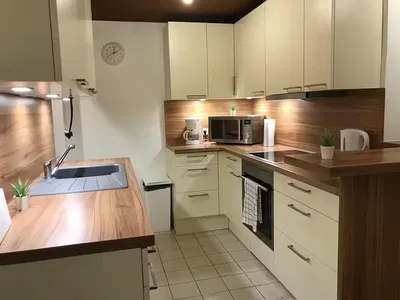 Küche; küchengeräte, tageslicht, moderner stil