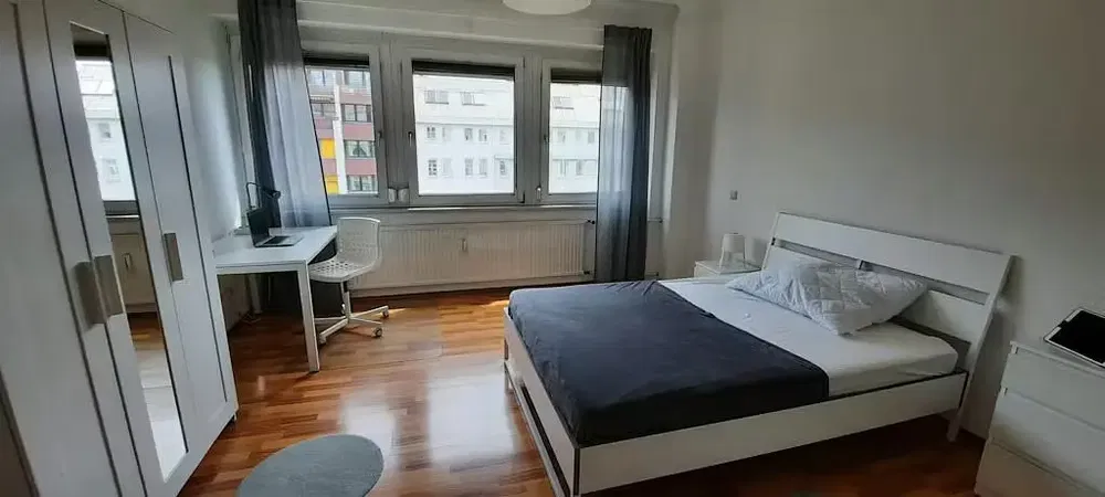 Schlafzimmer; holzboden, tageslicht