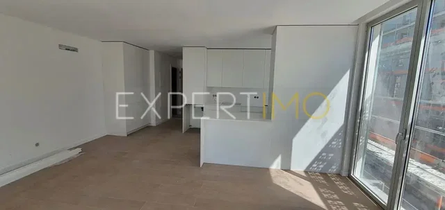 Keuken; tegelvloer, keukenapparatuur, natuurlijk licht, gerenoveerd