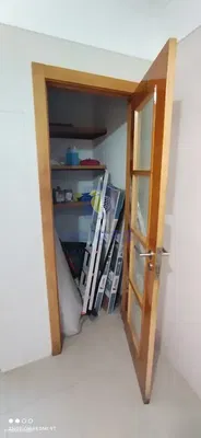 Garderoba; drveni pod, pločice