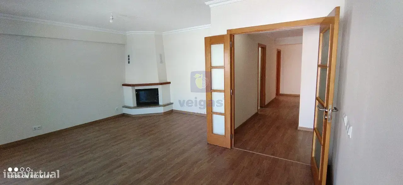 Dnevni boravak; kamin, drveni pod