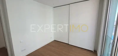 Ložnice; dřevěná podlaha, přirozené světlo