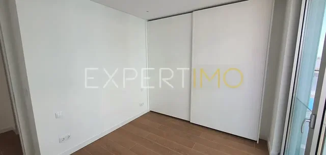 Slaapkamer; houten vloer, natuurlijk licht