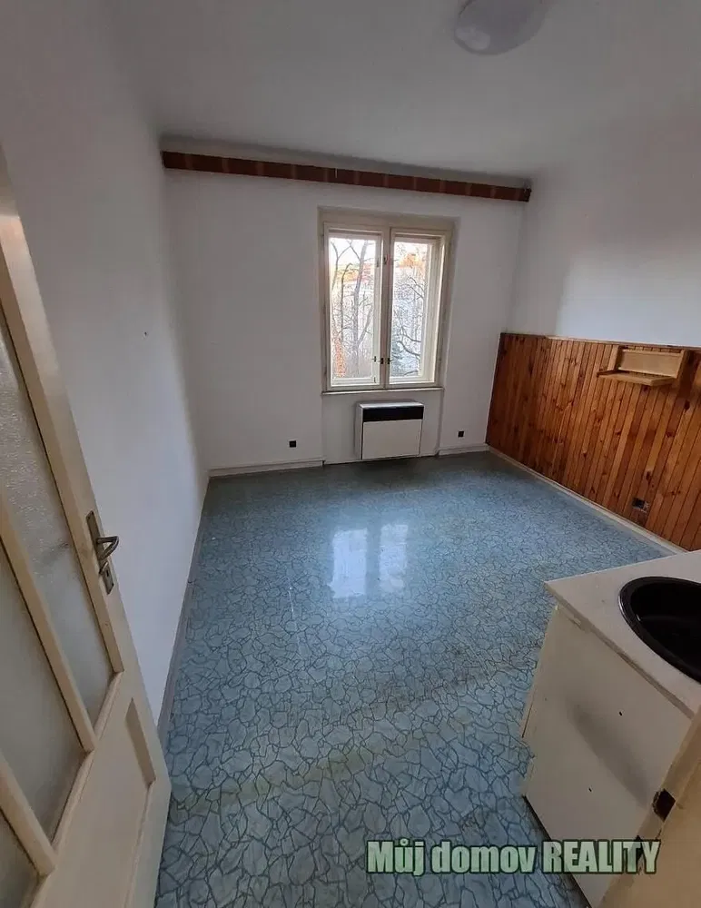 Mutfak; fayans zemin, tadilat gerekiyor, doğal ışık